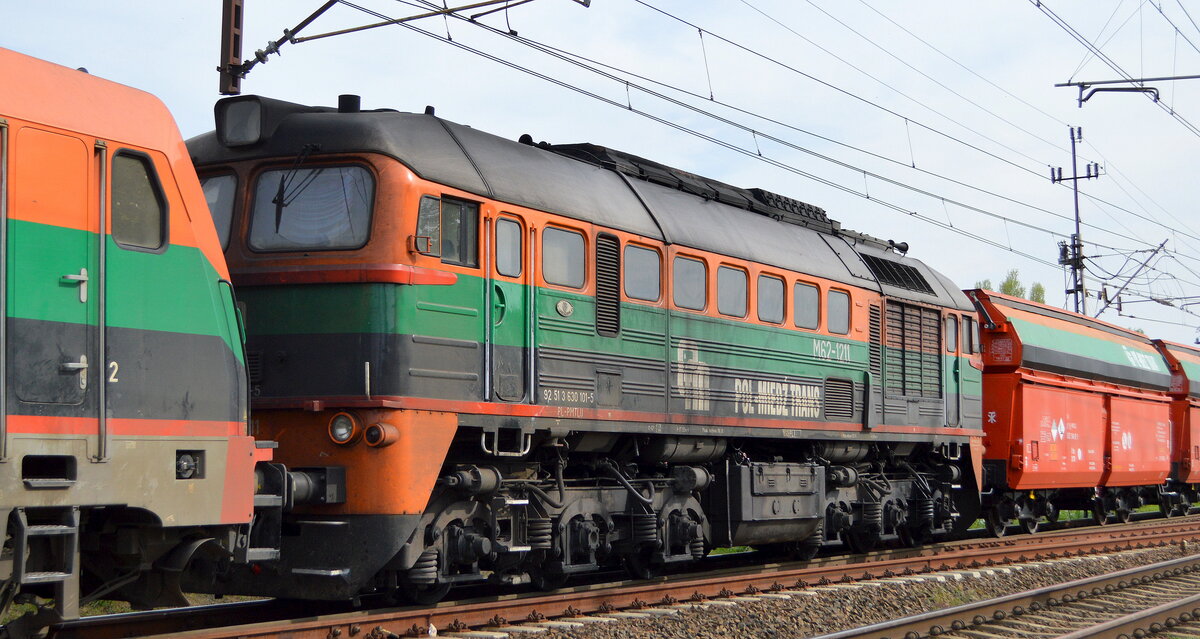 PMT - Pol-Miedź Trans Sp. z o.o., Lubin [PL] mit der Dieselllok  M62-1211  (NVR-Nummer:  92 51 3 630 105-5 PL-PMLU ) am Haken von  5 170 022-5  [NVR-Nummer: 91 51 5170 022-5 PL-PMTLU]   und ein Ganzzug Selbstentladewagen am 10.05.22 Durchfahrt Bf. Kostrzyn (Polen).