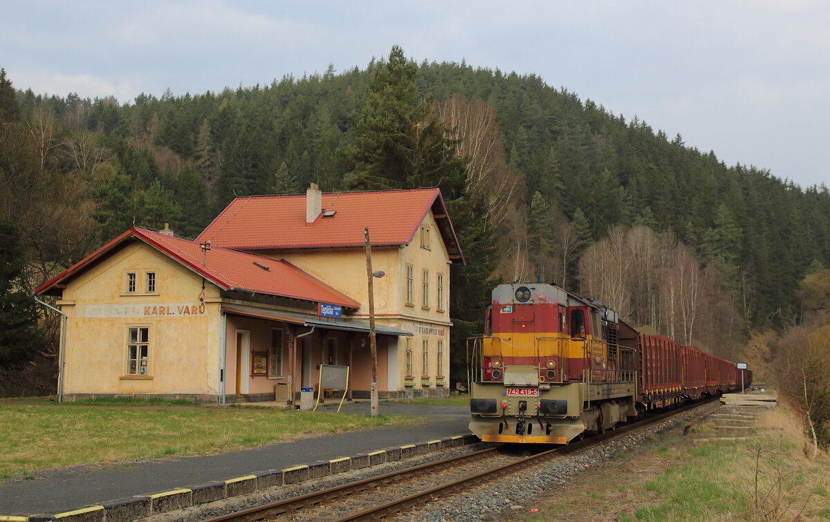 Pn 52561 mit Übergabe/Leerholzzug nach Tepla durchfährt am 22.4 mit der 742 419 den Bahnhof Teplicka u Kalovy Varu