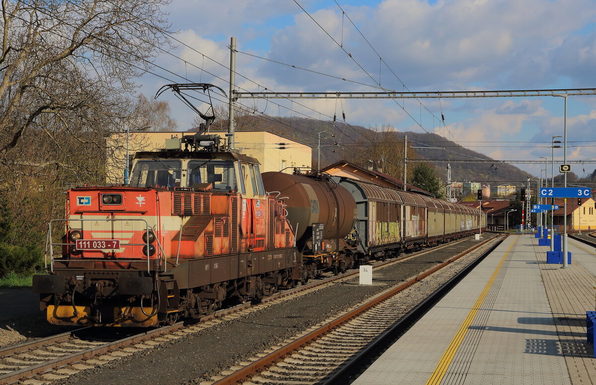 Pn 55528 Nymburk nach Halle mit 111 031 in Decin Vychod am 19.04.2022, Lok im Umleiterdiensteinsatz für die sich im Bau befindliche Elbbrücke bei Horni Zleb.