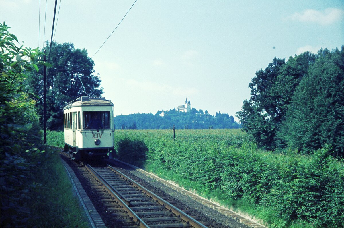 Pöstlingbergbahn Linz__Tw XIV von 1954 fährt talwärts.__28-07-1975