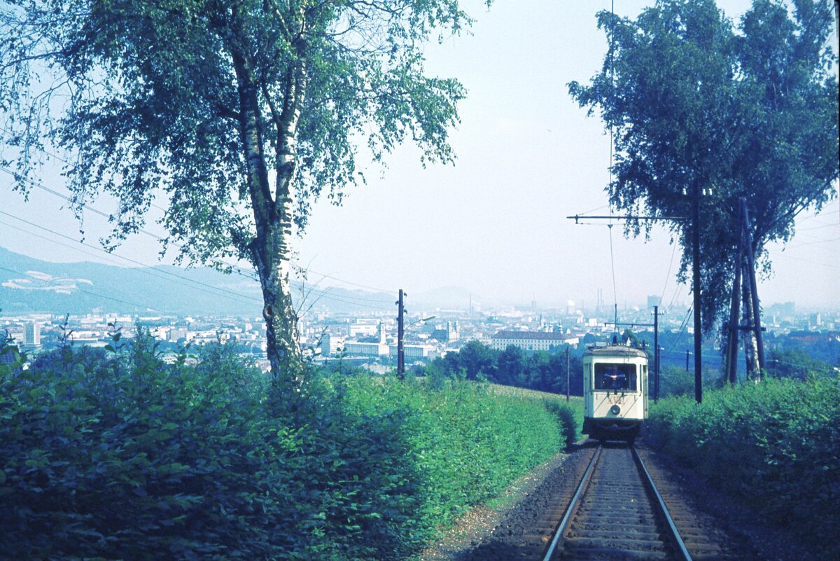 Pöstlingbergbahn Linz__Tw XVI von 1955 mit Linz im Hintergrund.__28-07-1975