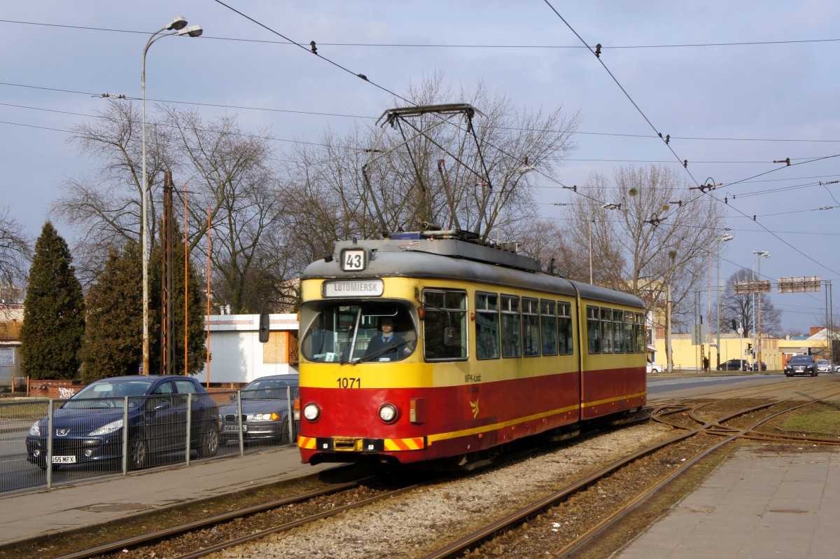 Polen / Straßenbahn Lodz: Duewag GT6 - Wagen 1071 (ex Rhein-Neckar, ex Graudenz, ex Strassenbahn Podmiejskie) aufgenommen im März 2015 an der Haltestelle  Legionów - Wlókniarzy  in Lodz.