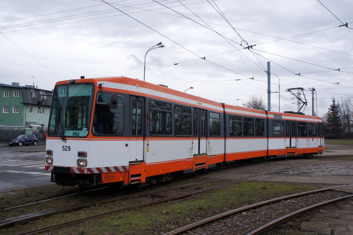 Polen / Straßenbahn Lodz: Duewag M8C - Wagen 529 (ex Bielefeld) aufgenommen im März 2015 an der Endstelle  Dworzec Lódz - Chojny  der Baustellenlinie Z1 in Lodz.