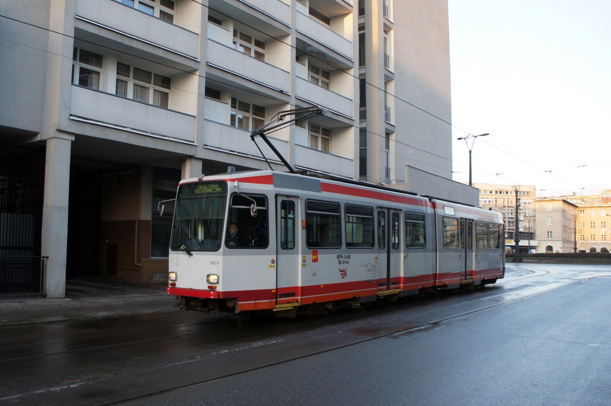 Polen / Straßenbahn Lodz: Duewag M6S - Wagen 302 (ex Bochum, ex MKT Lodz) aufgenommen im März 2015 an der Haltestelle  Legionów - Zachodnia  in Lodz.