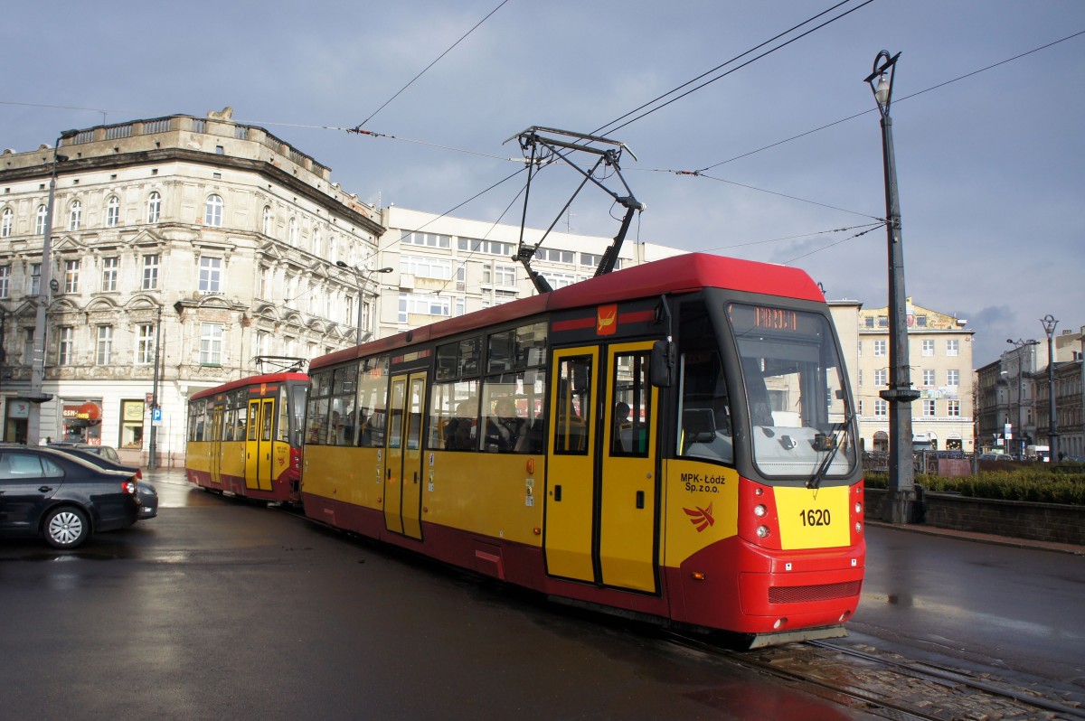 Polen / Straßenbahn Lodz: Konstal 805N-ML - Wagen 1620 ...in der neuesten Modernisierungs- und Lackiervariante (mit rotem Dach und roten Frontscheinwerferumrandungen), aufgenommen im März 2015 im Innenstadtbereich von Lodz, in der Nähe der Haltestelle  Plac Wolnosci .