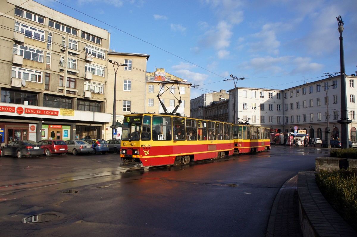 Polen / Straßenbahn Lodz: Konstal 805Na - Wagen 2394 aufgenommen im März 2015 im Innenstadtbereich von Lodz, in der Nähe der Haltestelle  Plac Wolnosci .