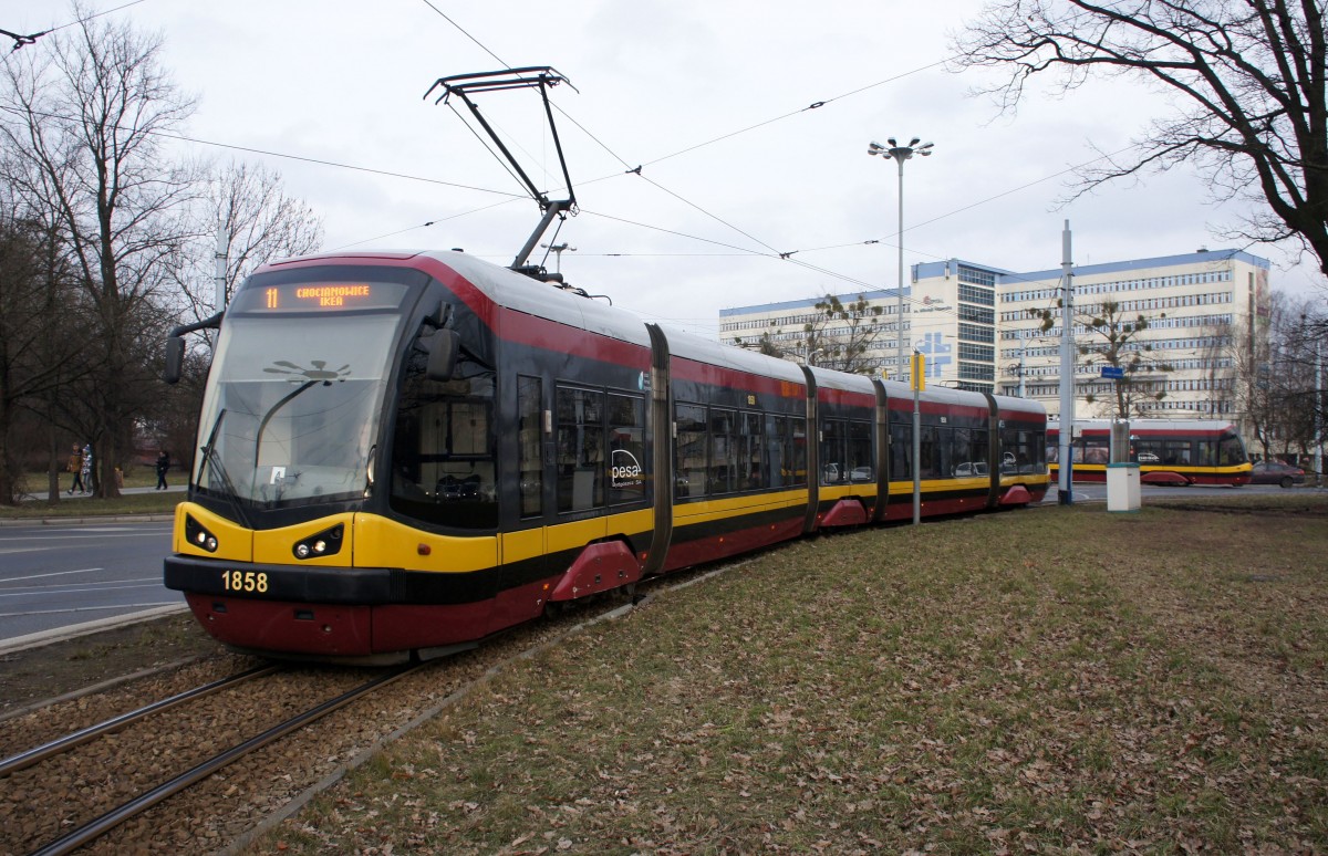 Polen / Straßenbahn Lodz: PESA 122N - Wagen 1858 aufgenommen im März 2015 an der Haltestelle  Pabianicka - R. Lotn. Lwowskich  in Lodz.
