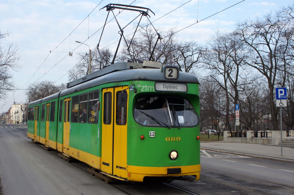 Polen / Straßenbahn Posen: Duewag GT8 - Wagen 689 (ehemals Düsseldorf) aufgenommen im Januar 2015 an der Haltestelle  Fredry  in der Innenstadt von Posen.