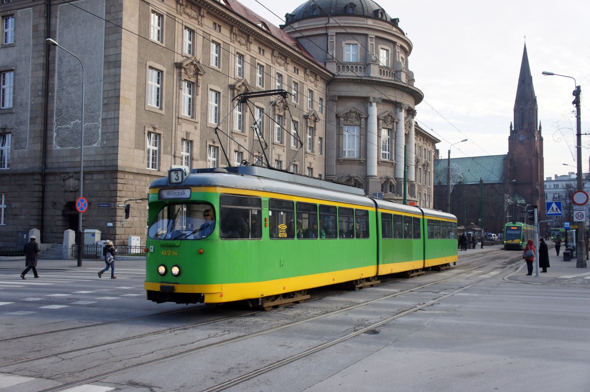 Polen / Straßenbahn Posen: Duewag GT8 - Wagen 678 (ehemals Frankfurt / Main) aufgenommen im Januar 2015 an der Haltestelle  Fredry  in der Innenstadt von Posen.