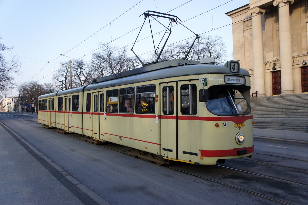 Polen / Straßenbahn Posen: Duewag GT8 - Wagen 699 (ehemals Düsseldorf) aufgenommen im Januar 2015 an der Haltestelle  Fredry  in der Innenstadt von Posen.