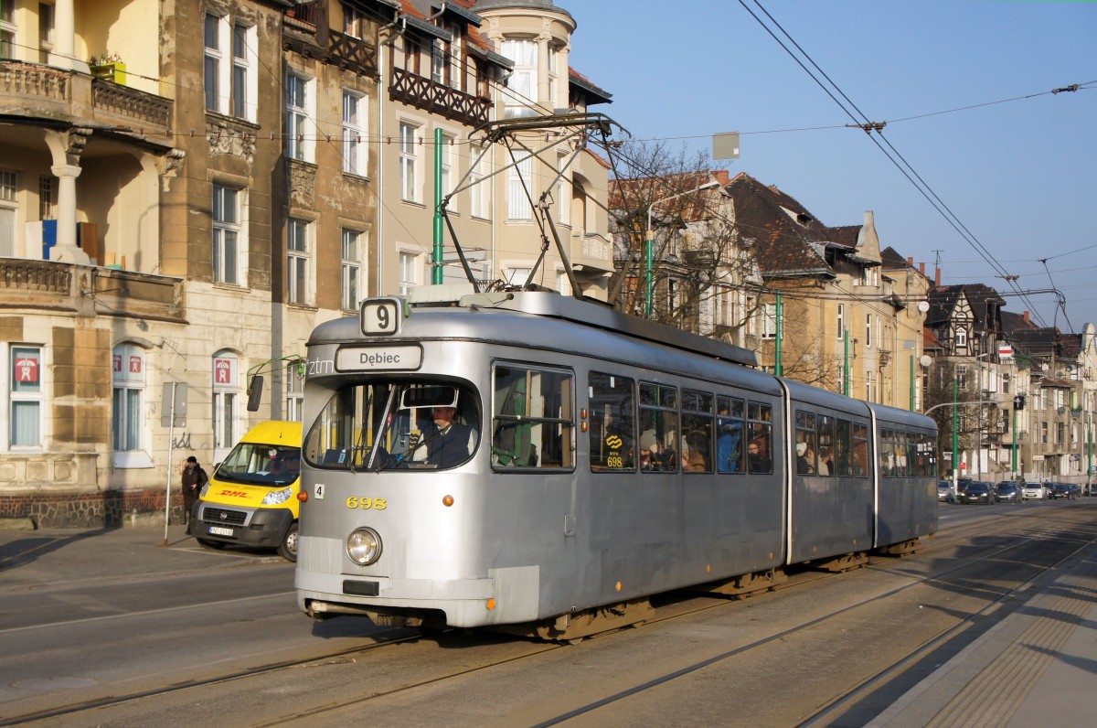 Polen / Straßenbahn Posen: Duewag GT8 - Wagen 698 (ehemals Düsseldorf) aufgenommen im Januar 2015 an der Haltestelle  Most Teatralny  in der Innenstadt von Posen.