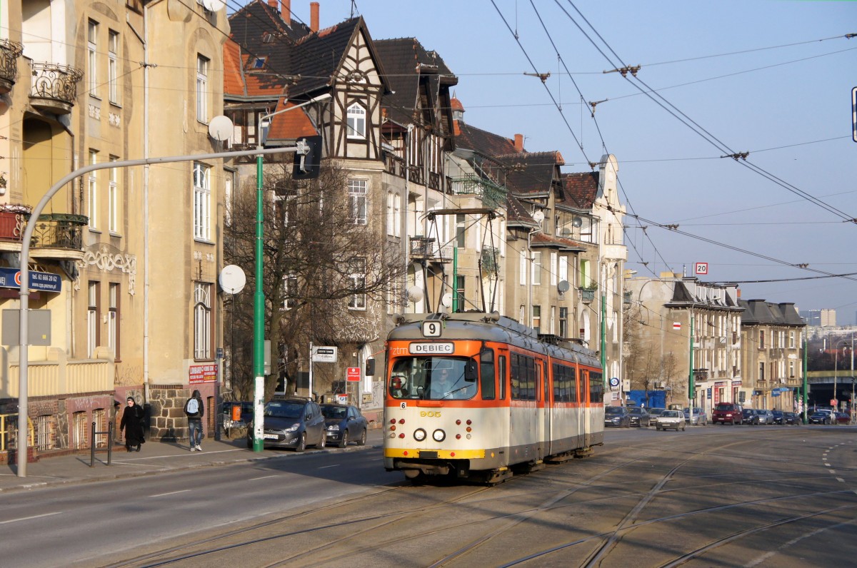 Polen / Straßenbahn Posen: Duewag GT8 ZR - Wagen 905 (ehemals Frankfurt / Main) aufgenommen im Januar 2015 an der Haltestelle  Most Teatralny  in der Innenstadt von Posen.