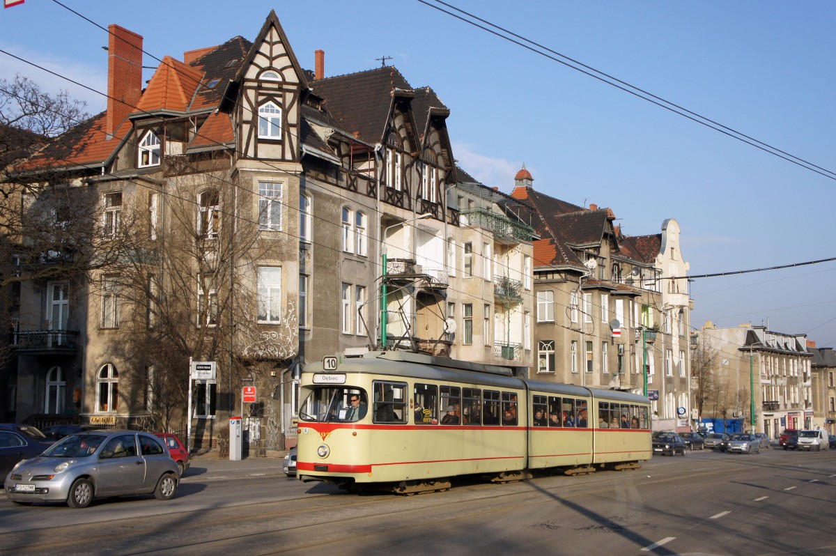 Polen / Straenbahn Posen: Duewag GT8 - Wagen 697 (ehemals Dsseldorf) aufgenommen im Januar 2015 an der Haltestelle  Most Teatralny  in der Innenstadt von Posen.