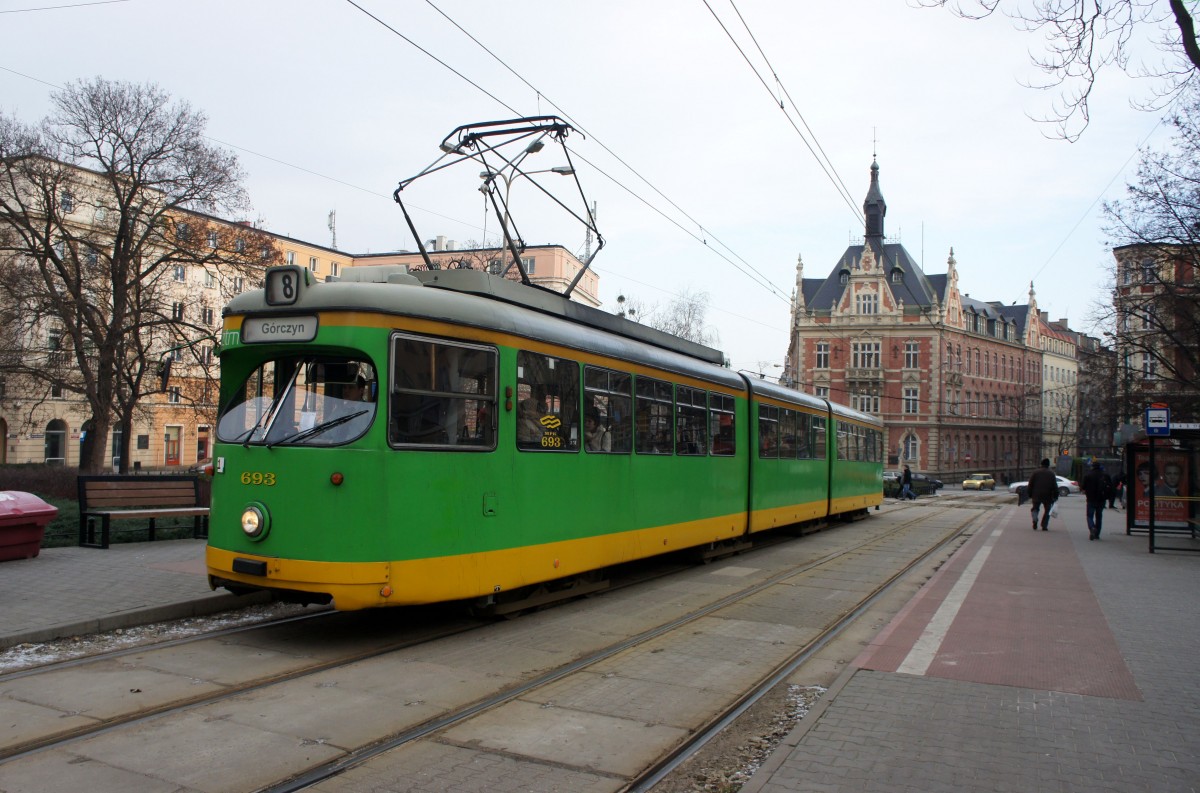 Polen / Straßenbahn Posen: Duewag GT8 - Wagen 693 (ehemals Düsseldorf) aufgenommen im Januar 2015 an der Haltestelle  Plac Cyryla Ratajskiego  in der Innenstadt von Posen.