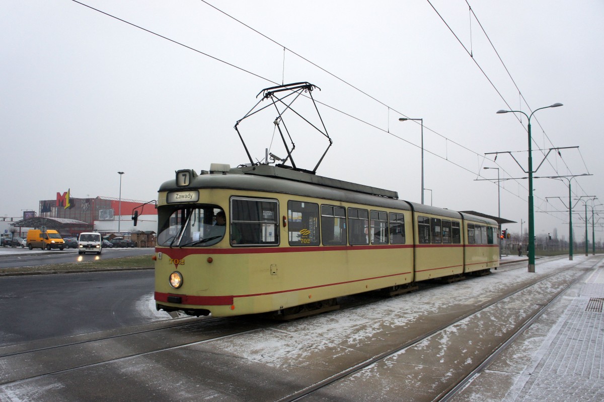 Polen / Straßenbahn Posen: Duewag GT8 - Wagen 702 (ehemals Düsseldorf) aufgenommen im Januar 2015 an der Haltestelle  Szwedzka  in Posen.