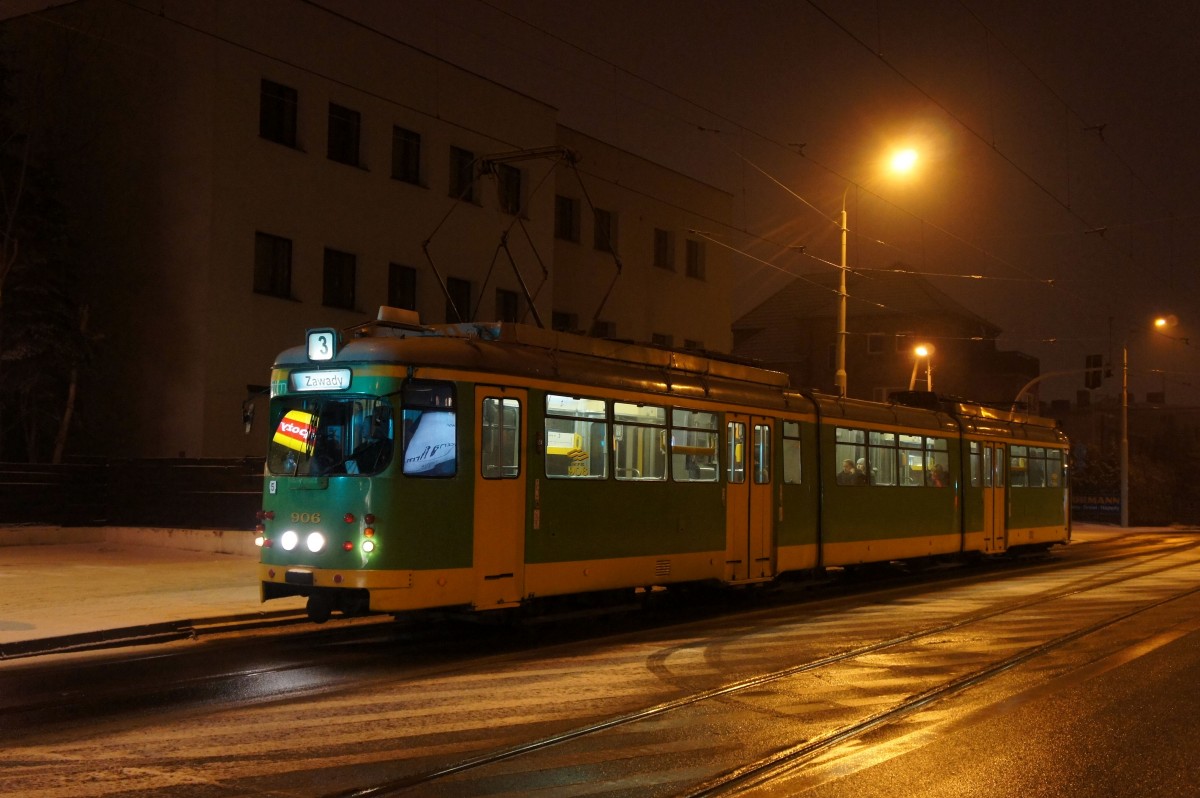 Polen / Straßenbahn Posen: Duewag GT8 ZR - Wagen 906 (ehemals Frankfurt / Main) aufgenommen im Januar 2015 an der Haltestelle  Pasieka  in Posen.