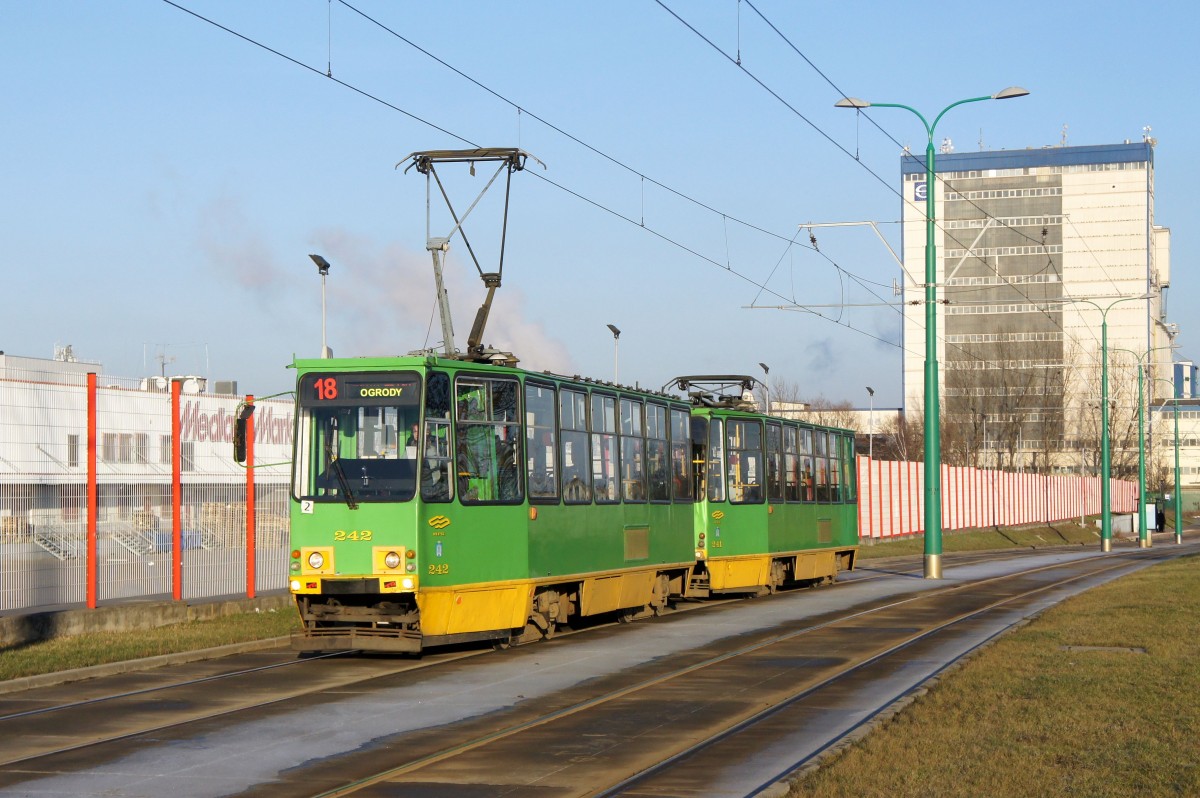 Polen / Straßenbahn Posen: Konstal 105Na - Wagen 242 aufgenommen im Januar 2015 an der Haltestelle  Szwajcarska  in Posen.