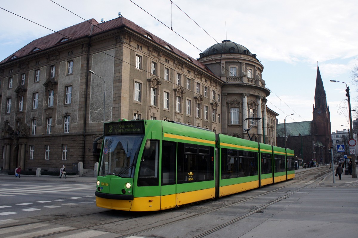 Polen / Straßenbahn Posen: Siemens Combino - Wagen 506 aufgenommen im Januar 2015 an der Haltestelle  Fredry  in der Innenstadt von Posen.