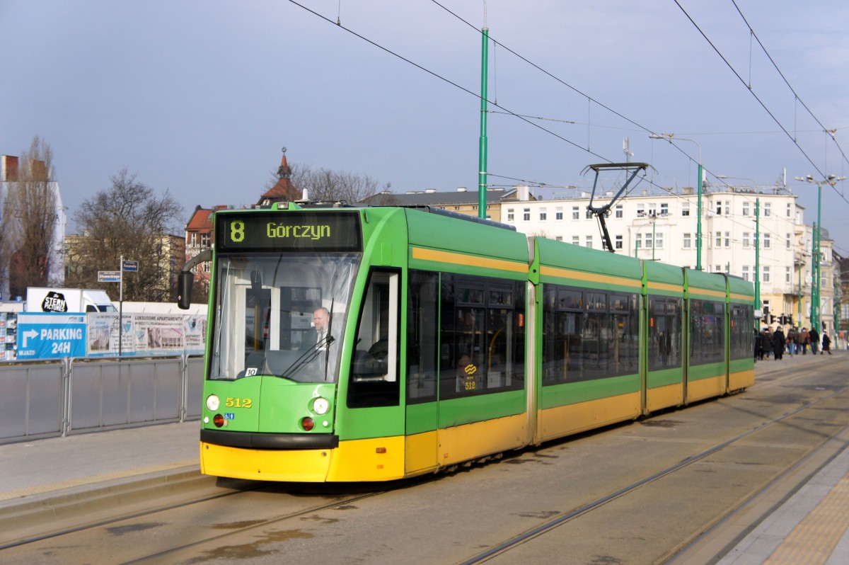 Polen / Straßenbahn Posen: Siemens Combino - Wagen 512 aufgenommen im Januar 2015 an der Haltestelle  Most Teatralny  in der Innenstadt von Posen.