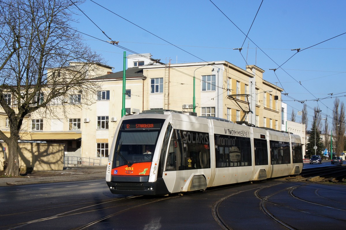 Polen / Straßenbahn Posen: Solaris Tramino (Prototyp) - Wagen 451 aufgenommen im Januar 2015 an der Endstelle  Staroleka  in Posen.