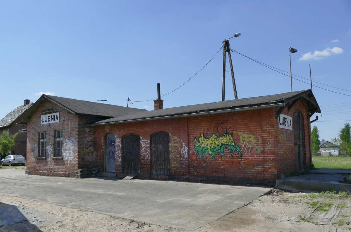 Polen, 14. Mai 2018; Auf der Heimfahrt von der polnischen Ostseeküste sollte die kurze Mittagspause in der Sonne stattfinden. Da bot sich der Vorplatz des Bahnhofs von Lubna an der Strecke Koscierzyna (Berent) - Chojnice (Konitz) an. Aber auch hier ist der Schienenverkehr ausgedünnt.