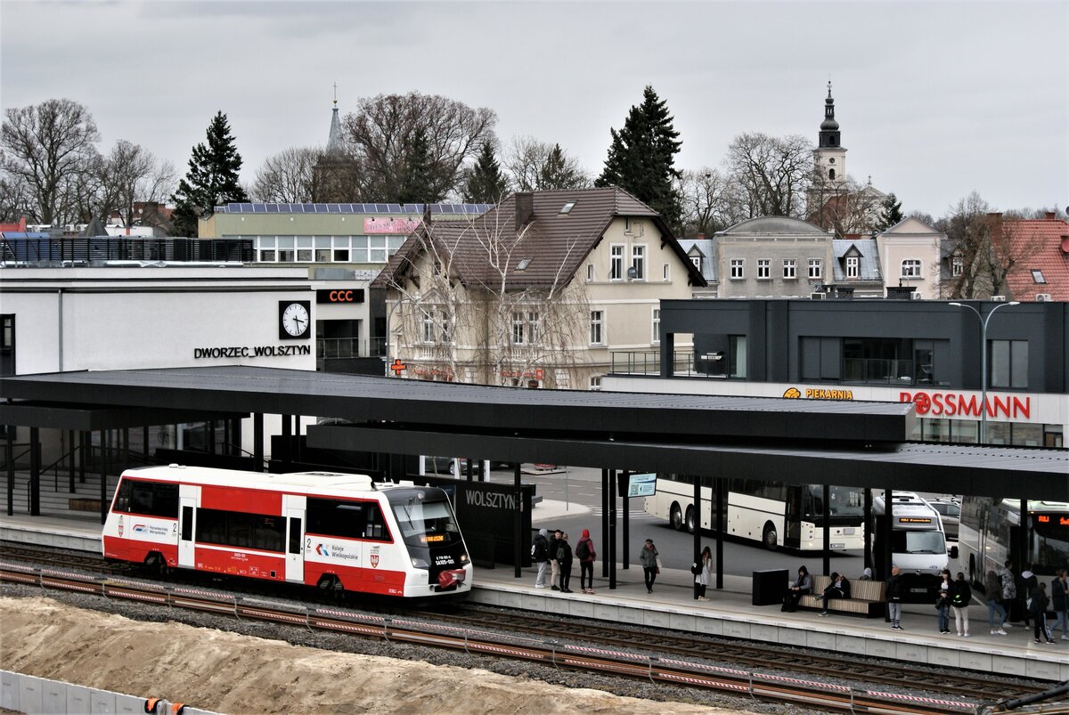 Polen Koleje Wiekopolska Strecke 328 Leszno-Wolsztyn-Zbąszynek: SA105-001, Zug 77646 Wolsztyn-Leszno, Wolsztyn, 7. April 2022. Bahnhofgebäude und Hausbahnsteig sind erneuert. Der Güterschuppen ist der Busstation gewichen.