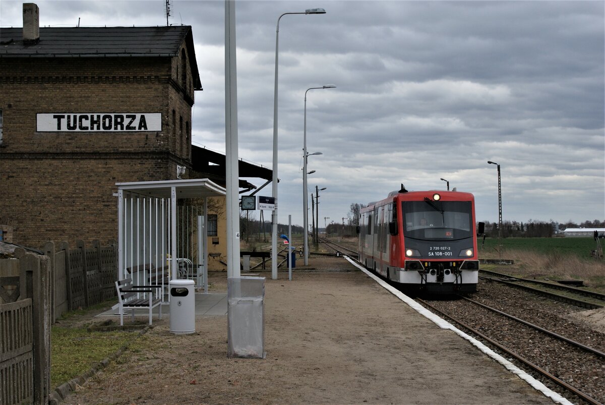 Polen Koleje Wielkopolskie Strecke 328 Leszno-Wolsztyn-Zbąszynek: SA108-001, Zug 77449 Leszno-Zbąszynek, Tuchorza, 7. April 2022. Verkehrten Dampfzüge, versammelten sich einst in Tuchorza Eisenbahnfotografen (und  belebten  gegenseitig ihre Bilder). Inzwischen ist die Station verwaist, ohne Personal und nur mehr eine Haltestelle.