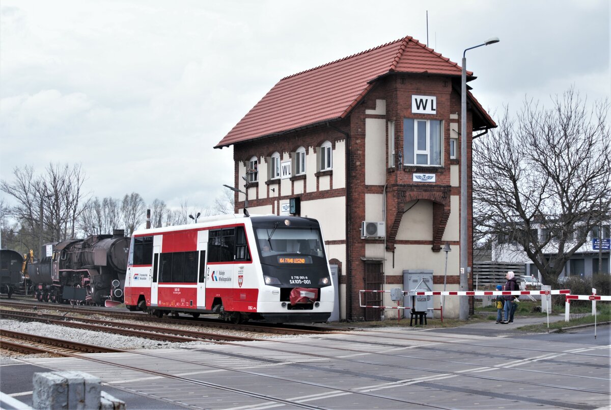 Polen Koleje Wielkopolskie Strecke 328 Leszno-Wolsztyn-Zbąszynek: SA105-001, Zug 77646 Wolsztyn-Leszno, Wolsztyn, 8. April 2022.
