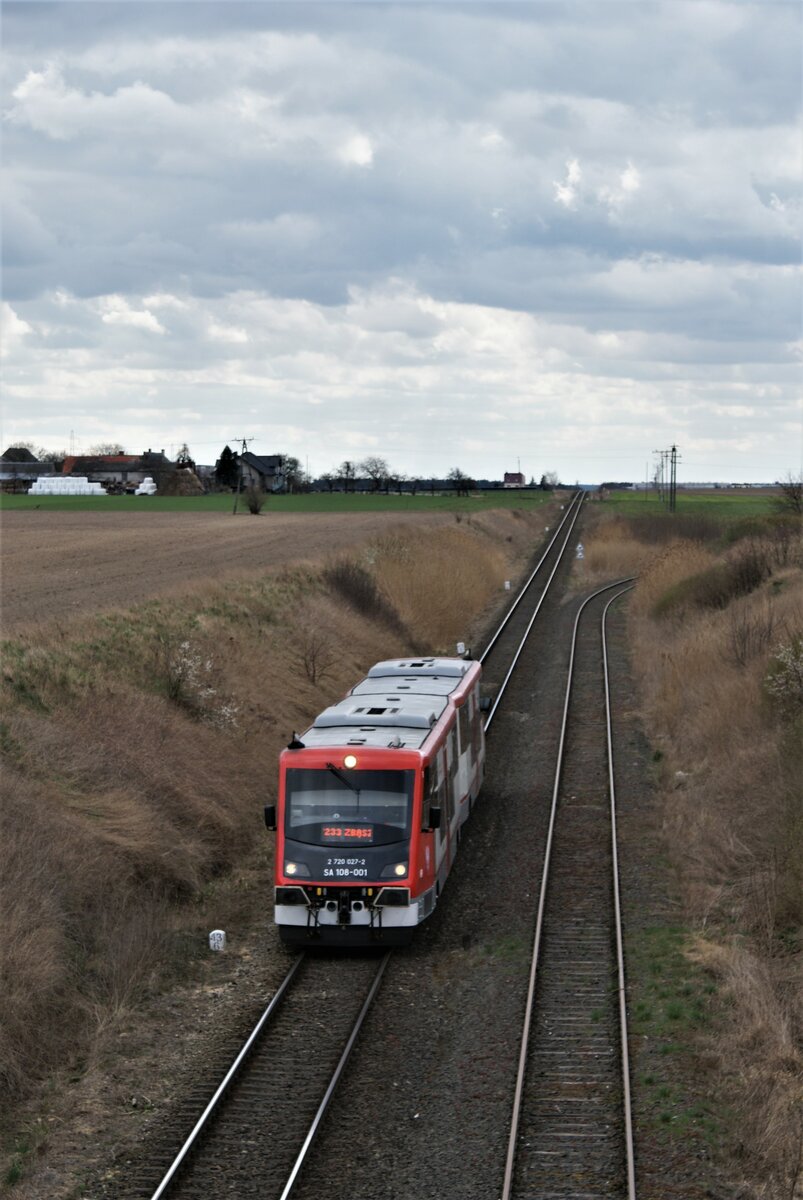 Polen Koleje Wielkopolskie Strecke 328 Leszno-Wolsztyn-Zbąszynek: SA108-001, Zug 77233 Leszno-Zbąszynek, Adamowo, 7. April 2022. Das rechte Gleis führte von Wolsztyn nach Nowa Sól und ist heute etwa zwei Kilometer hinter Kębłowo unterbrochen. Die Bahntrasse Sławocin-Kolsko-Konotop-Nowa Sól-Stipułów (einschliesslich der Brücke über die Oder bei Stany, aber ohne die Durchfahrt durch die Stadt Nowa Sól) dient heute als Radweg. Informationen hiezu finden sich unter dem Suchbegriff  kolejnarower  im Internet.