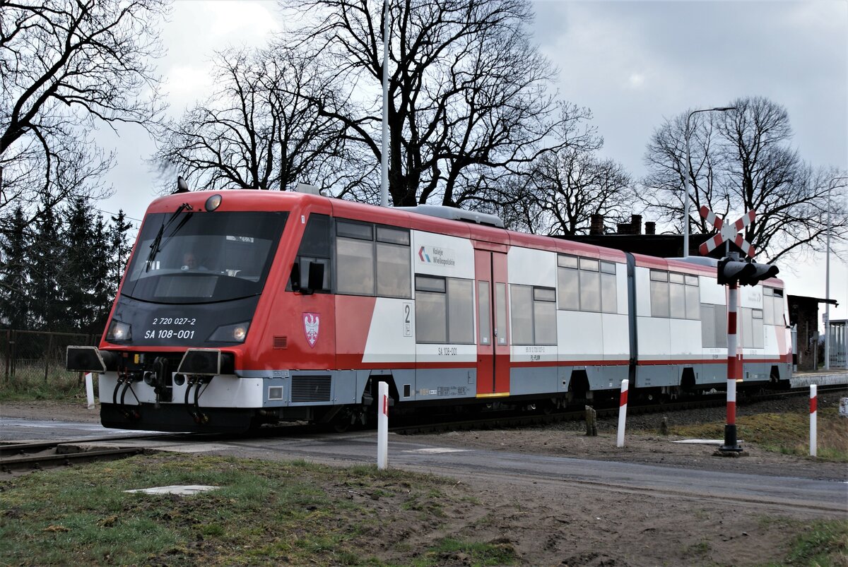 Polen Koleje Wielkopolskie Strecke 328 Leszno-Wolsztyn-Zbąszynek: SA108-001, Zug 77233 Leszno-Zbąszynek, Nowy Solec, 6. April 2022. 