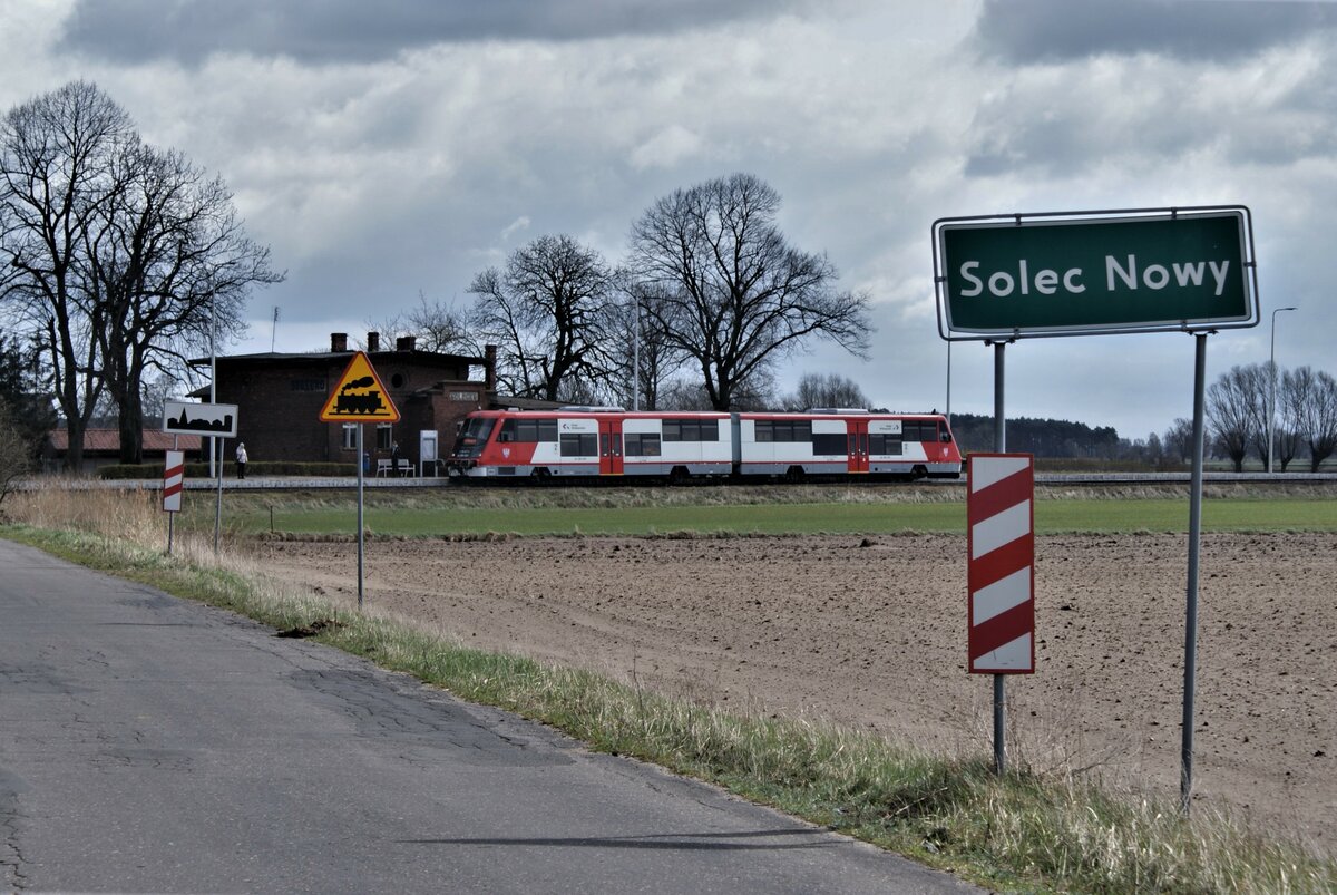 Polen Koleje Wielkopolskie Strecke 328 Leszno-Wolsztyn-Zbąszynek: SA108-001, Zug 77233 Leszno-Zbąszynek, Nowy Solec (Bahnschreibweise), 5. April 2022.