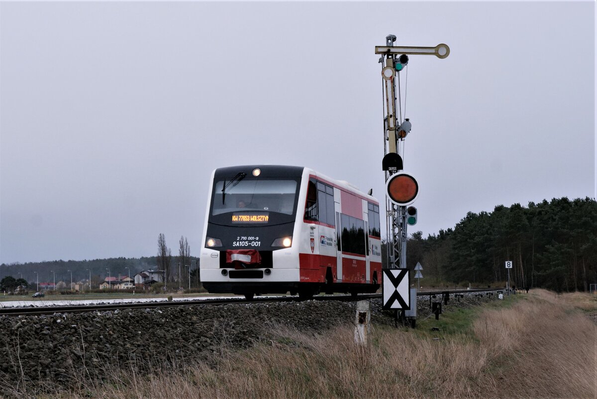 Polen Koleje Wielkopolskie Strecke 328 Leszno-Wolsztyn-Zbąszynek: SA105-001, Zug 77653 Leszno-Wolsztyn, Nowawieś Mochy, 5. April 2022. 