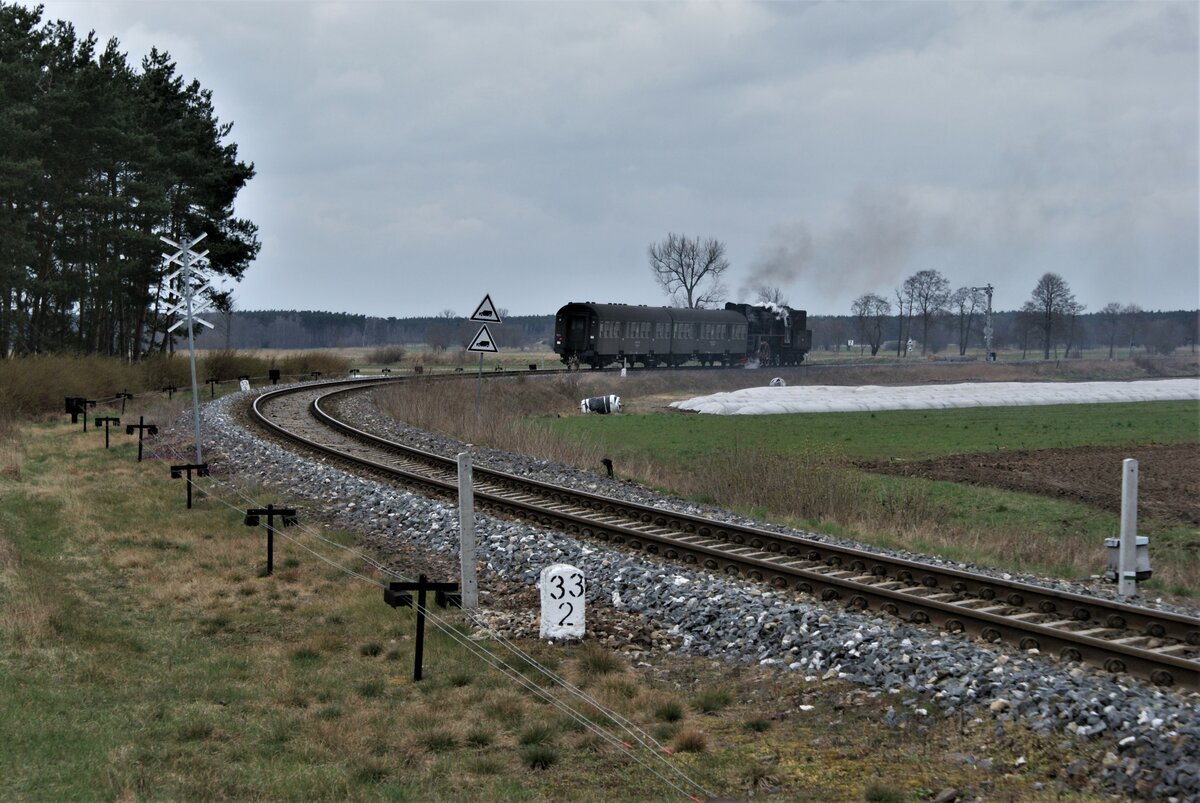 Polen Parowozownia Wolsztyn Strecke 328 Leszno-Wolsztyn-Zbąszynek: Ol49-69 + B11p 343-3 + B11p 042-1, Zug 77627 Leszno-Wolsztyn, Nowawieś Mochy, 6. April 2022. Die Plastikplanen bedecken die Erdwälle eines Spargelfeldes.