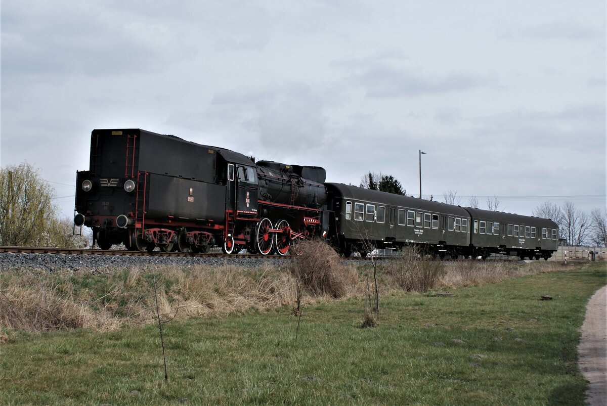 Polen Parowozownia Wolsztyn Strecke 328 Leszno-Wolsztyn-Zbąszynek: Ol49-69 + B11p 343-3 + B11p 042-1, Zug 77627 Leszno-Wolsztyn, Błotnica, 4. April 2022.