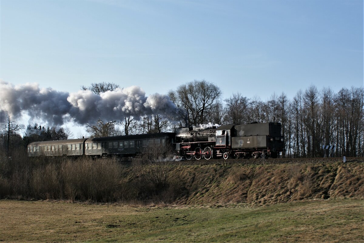 Polen Parowozownia Wolsztyn Strecke 328 Leszno-Wolsztyn-Zbąszynek: Ol49-69 + B11p 343-3 + B11p 042-1, Zug 77505, Krzycko Wielkie, 7. April 2022.