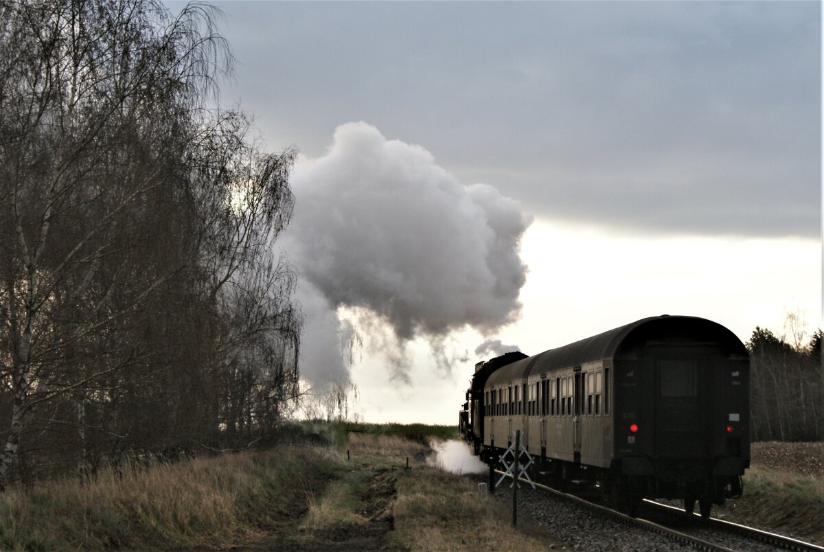 Polen Parowozownia Wolsztyn Strecke 328 Leszno-Wolsztyn-Zbąszynek: Ol49-69 + B11p 042-1 + B11p 343-3, Zug 77670 Wolsztyn-Leszno, zwischen Włoszakowice und Krzycko Wielkie, 8. April 2022.