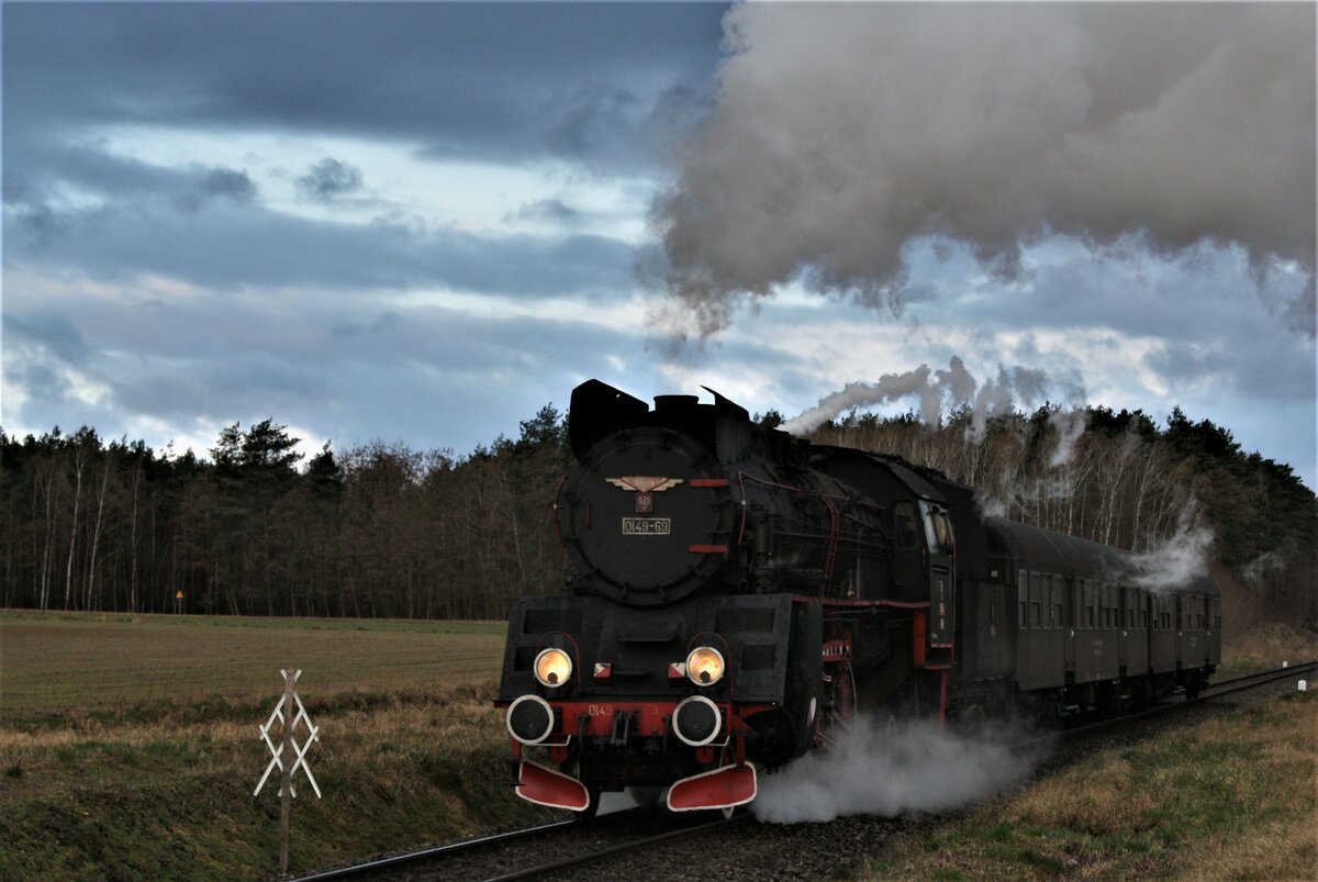 Polen Parowozownia Wolsztyn Strecke 328 Leszno-Wolsztyn-Zbąszynek: Ol49-69 + B11p 042-1 + B11p 343-3, Zug 77670 Wolsztyn-Leszno, zwischen Włoszakowice und Krzycko Wielkie, 8. April 2022.
