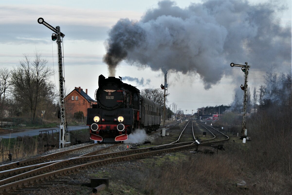 Polen Parowozownia Wolsztyn Strecke 328 Leszno-Wolsztyn-Zbąszynek: Ol49-69 + B11p 042-1 + B11p 343-3, Zug 77670 Wolsztyn-Leszno, Włoszakowice, 7. April 2022.