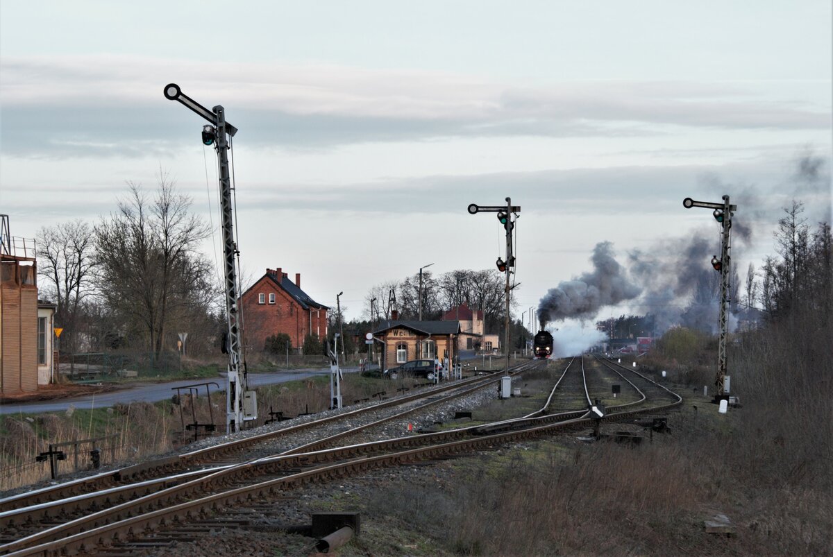 Polen Parowozownia Wolsztyn Strecke 328 Leszno-Wolsztyn-Zbąsyznek: Ol49-69 + B11p 042-1 + B11p 343-3, Zug 77670 Wolsztyn-Leszno, Włoszakowice, 7. April 2022. Nach Jahrzehnten arg aus dem Lot geraten sind die Ausfahrtsignale Richtung Leszno (und dies ohne jede optische Verzeichnung).