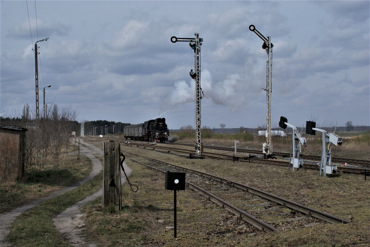 Polen Parowozownia Wolsztyn Strecke 328 Leszno-Wolsztyn-Zbąszynek: Ol49-69 + B11p 042-1 + B11p 343-3, Zug 77228 Wolsztyn-Leszno, Nowawieś Mochy, 4. April 2022.