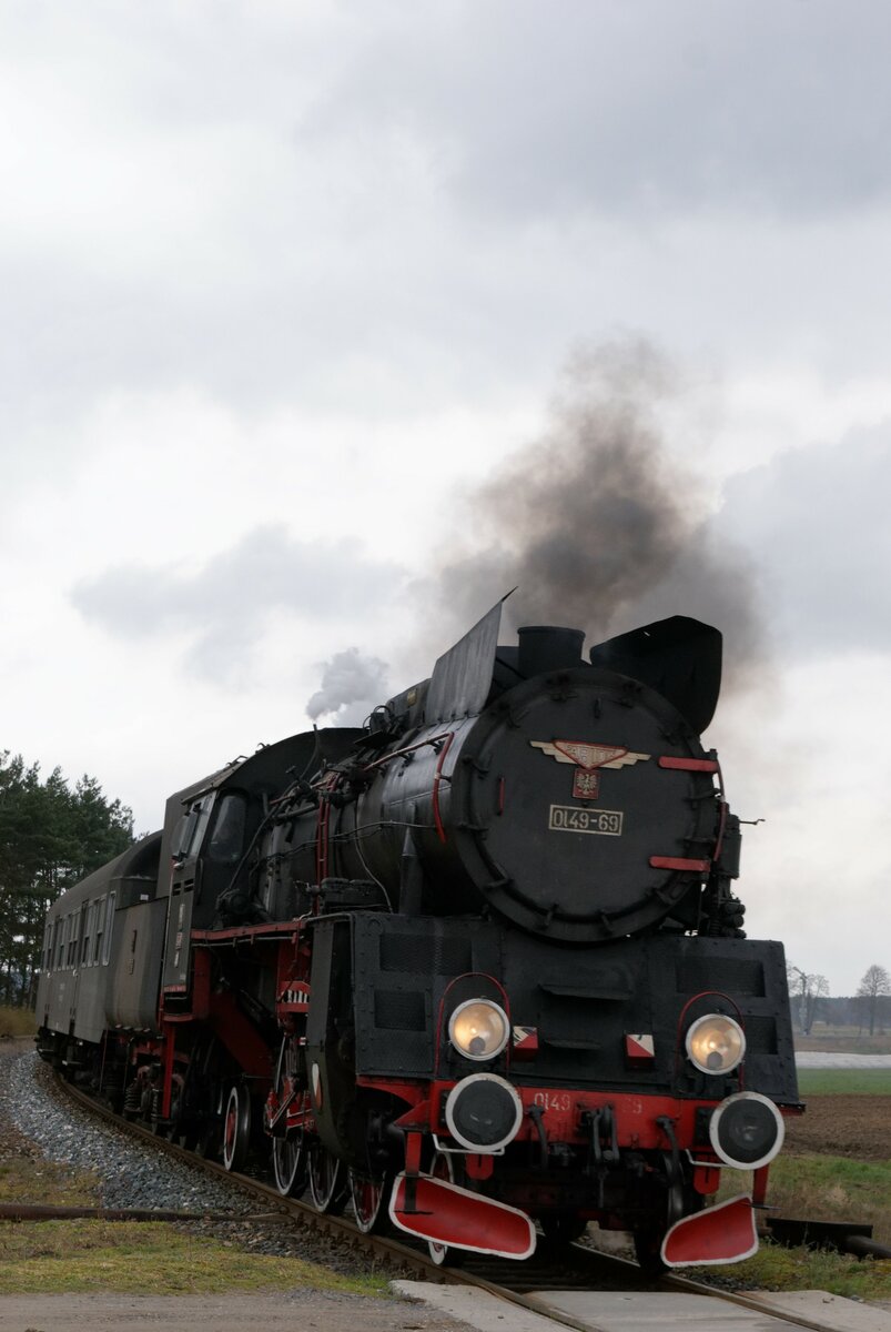 Polen Parowozownia Wolsztyn Strecke 328 Leszno-Wolsztyn-Zbąszynek: Ol49-69 + B11p 042-1 + B11p 343-3, Zug 77228 Wolsztyn-Leszno, Nowawieś Mochy, 6. April 2022.