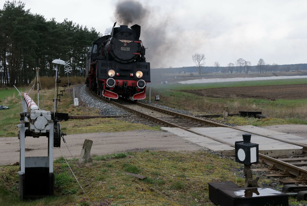Polen Parowozownia Wolsztyn Strecke 328 Leszno-Wolsztyn-Zbąszynek: Ol49-69 + B11p 042-1 + B11p 343-3, Zug 77228 Wolsztyn-Leszno, Nowawieś Mochy, 6. April 2022.