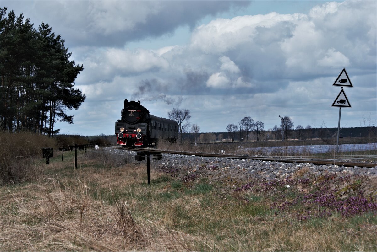 Polen Parowozownia Wolsztyn Strecke 328 Leszno-Wolsztyn-Zbąszynek: Ol49-69 + B11p 042-1 + B11p 343-3, Zug 77228 Wolsztyn-Leszno, Nowawieś Mochy, 5. April 2022.
