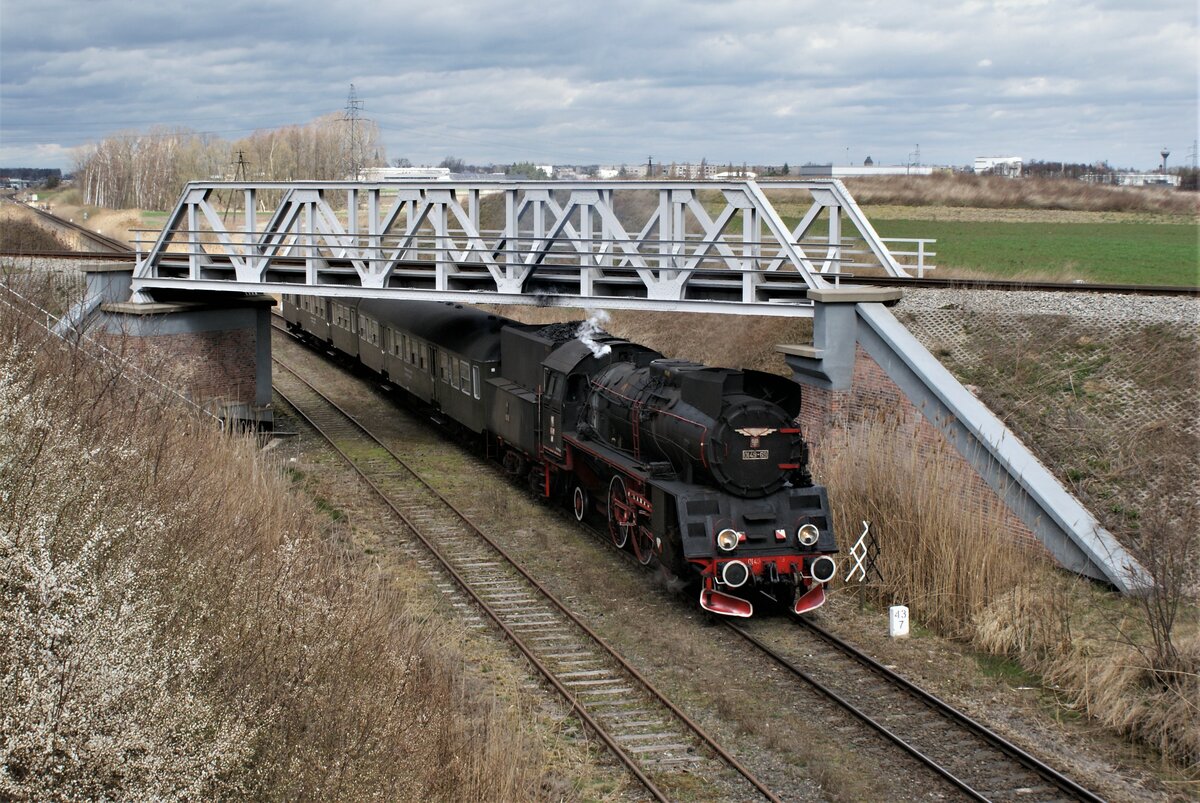 Polen Parowozownia Wolsztyn Strecke 328 Leszno-Wolsztyn-Zbąszynek: Ol49-69 + B11p 042-1 + B11p 343-3, Zug 77228 Wolsztyn-Leszno, Adamowo, 7. April 2022. Die Strecke Wolsztyn-Grodzisk-Poznań gewinnt nach Verlassen der Station Wolsztyn in einem Bogen ausholend an Höhe und überbrückt in Adamowo die Strecken Wolsztyn-Leszno und Wolsztyn-Kębłowo (früher Wolsztyn-Nowa Sól, heute etwa zwei Kilometer hinter Kębłowo unterbrochen).