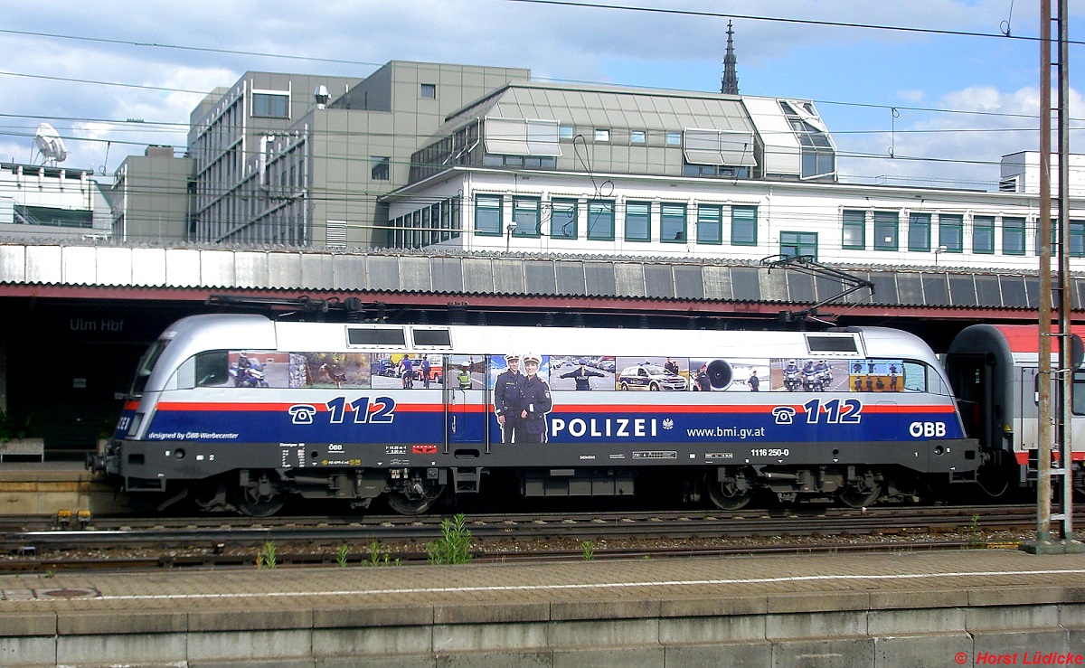  Polizeilok  1116 250-0 verlt am 21.06.2011 mit EC 114 den Hauptbahnhof Ulm