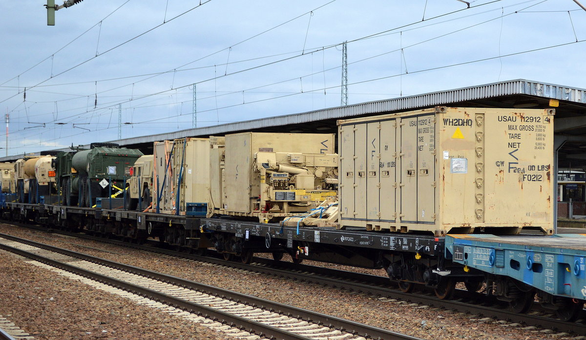 Polnische Drehgestell-Flachwagen Wagengattung Sgs mit den Versorgungscontainern und -apparaturen einer US-amerikanischen Militärbrigade am 28.01.19 Bf. Flughafen Berlin-Schönefeld.