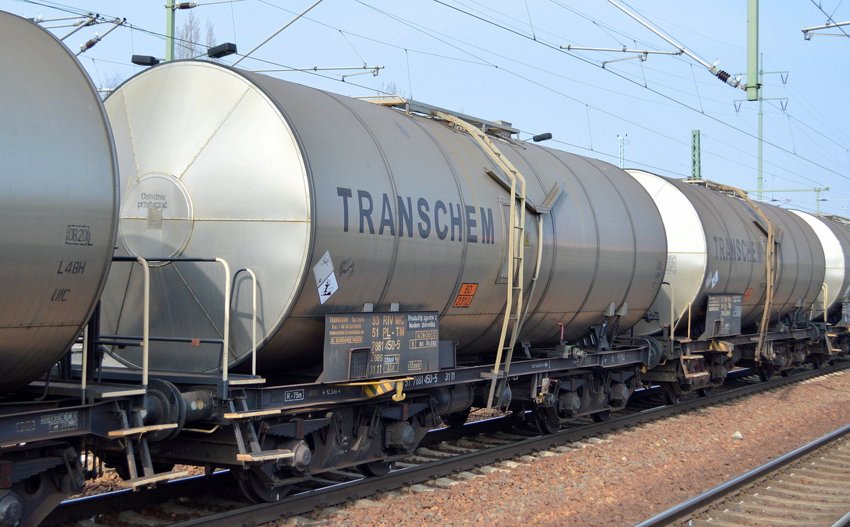 Polnische Kesselwagen der Fa. TRANSCHEM Sp. z o.o. im Bild der Wagen mit der Nr. 33 RIV MC 51 PL-TM 7881 450-5 Zaes (UN-Nr.: 60/2312 = Phenol, geschmolzen) am 05.04.19 Bf. Flughafen Berlin-Schönefeld.
