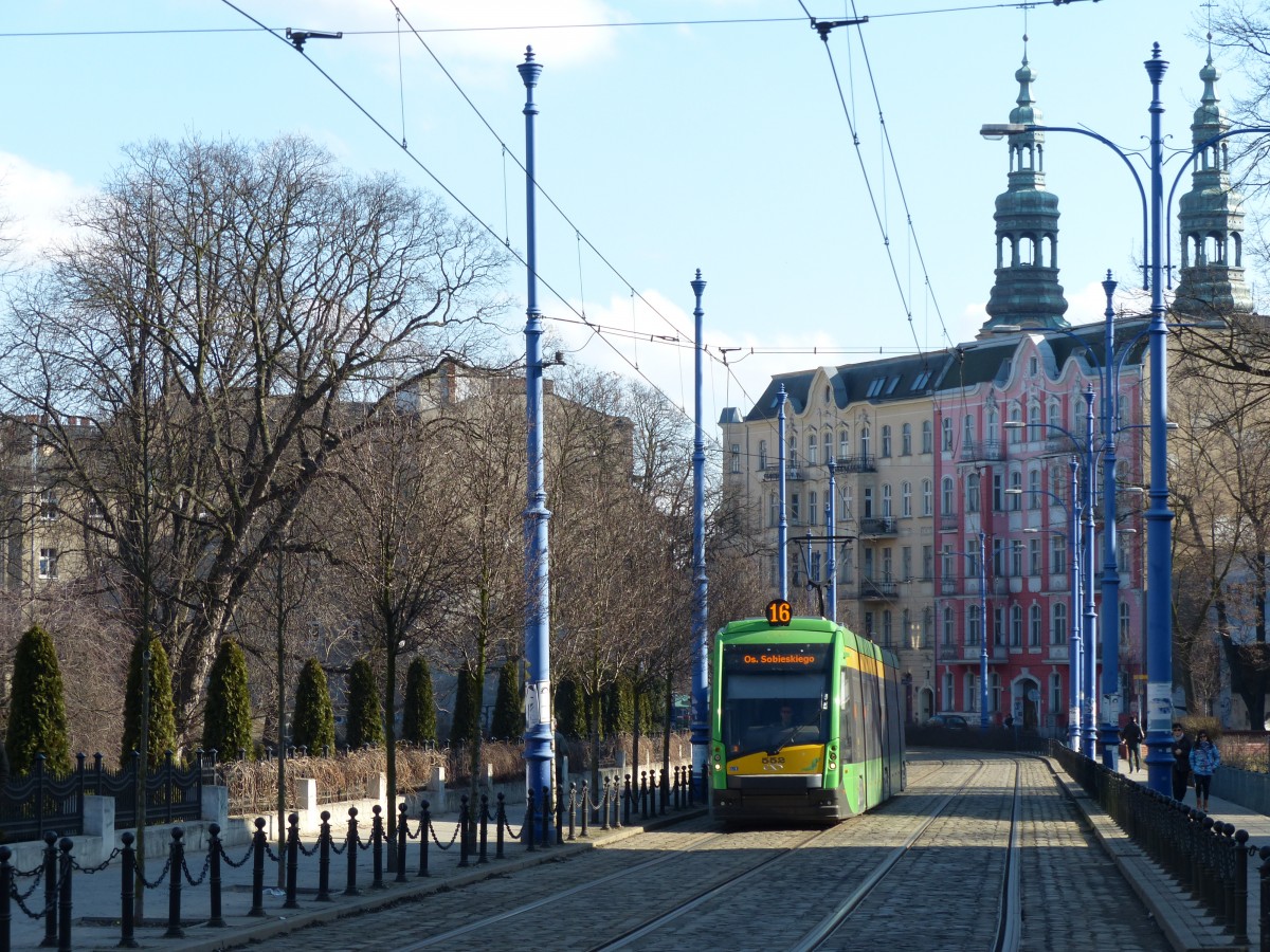 Polnische Straßenbahn Solaris Tramino auf der Linie 16 nach os. Sobieskiego bei der Durchfahrt in der Podgorna. 23.2.2014, Poznan.