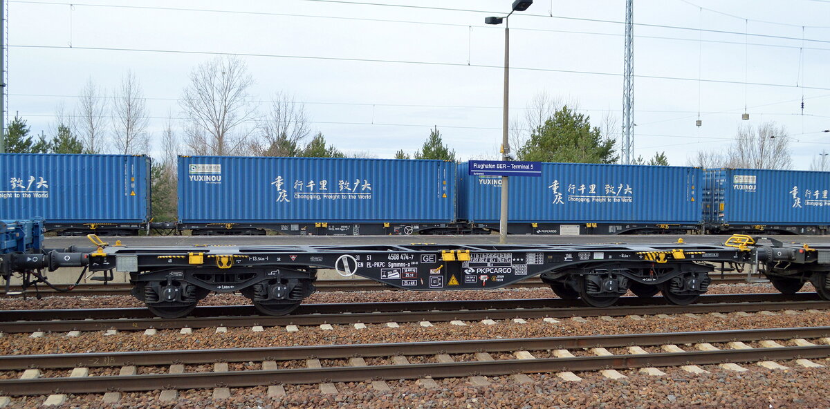 Polnischer Drehgestell-Containertragwagen der PKP Cargo mit der Nr. 31 TEN 51 PL-PKPC 4508 474-7 Sgmmns-x (GE) in einem Containerzug  im Bf. Flughafen BER - Terminal 5 abgestellt am 24.02.22.