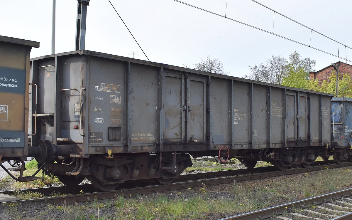Polnischer Drehgestell-Hochbordwagen vom Einsteller ELBUDPROJEKT sp. z o. o.  mit der Nr. 84 51 PL-ELBUD 533 3 816-3 Eaos in einem Ganzzug am 04.05.23 Bahnhof Kostrzyn nad Odrą.